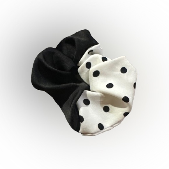 🛍️ 5 For $15 NWOT Large Black and White Polka Dot Scrunchie - Picture 1 of 1